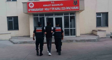 Uyuşturucu satmaktan aranan şahsı jandarma yakaladı