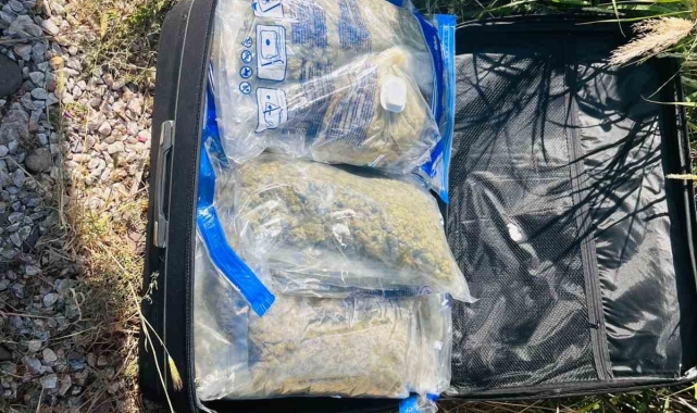 Uyuşturucu taşıyan Yunan bayraklı sürat teknesi jandarma ve Sahil Güvenlik'ten kaçamadı