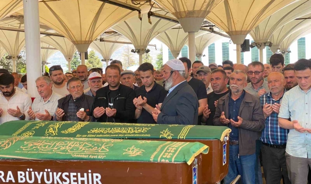 Üzerlerine tahta parçası düşmesi sonucu vefat eden baba ile oğlu son yolculuğuna uğurlandı