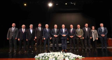 Vali Aksoy 'Mehmet Kemiksiz ile Yunusça İlahiler' programına katıldı