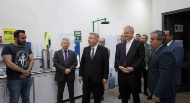 Vali Elban, İzmir Ekonomi'de projeleri dinleyip gençlerle sohbet etti