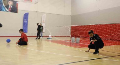 Vali gözünü maske ile kapattı, görme engellilerle maç yaptı