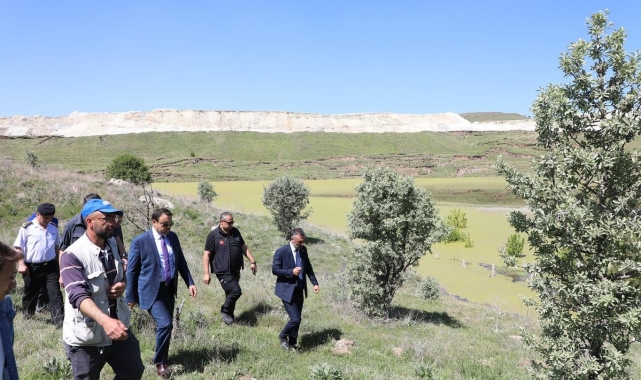 Vali Işın, su baskını nedeniyle kapanan Seyitömer yolunda incelemelerde bulundu