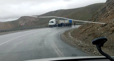 Van'da 2 tır kafa kafaya çarpıştı: 2 yaralı