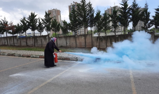 Vatandaşlar yangına müdahaleyi öğrendi