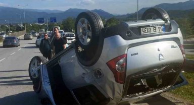 Virajda kontrolden çıkan otomobil takla attı: 2 hafif yaralı