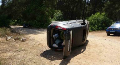 Virajı alamayan otomobil takla attı