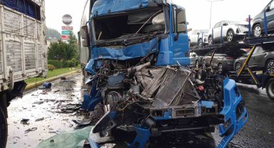 Yabancı uyruklu kadının kullandığı tır, kamyona arkadan çarptı: 2 yaralı