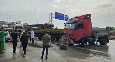 Yağmur sonrası kayganlaşan yolda makaslayan tır otomobile çarptı: 1 yaralı