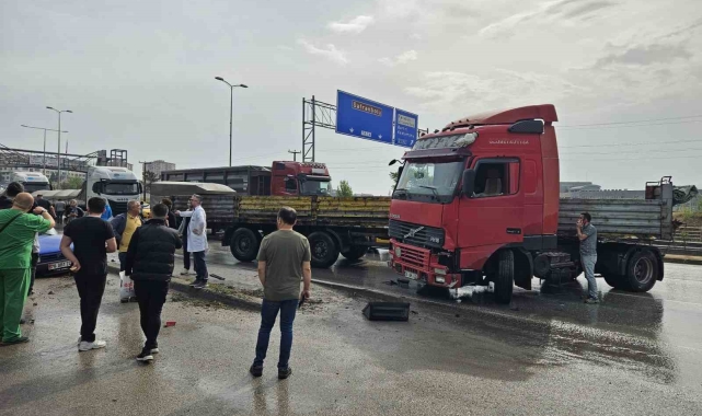 Yağmur sonrası kayganlaşan yolda makaslayan tır otomobile çarptı: 1 yaralı