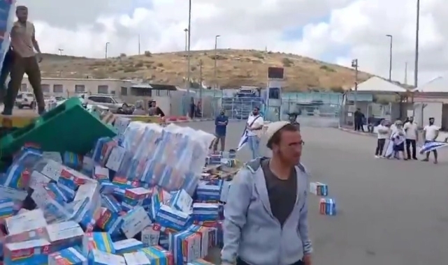 Yahudi yerleşimciler Gazze'ye giden yardım konvoyuna saldırdı