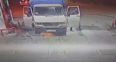 Yakıt alan araç böyle alev aldı