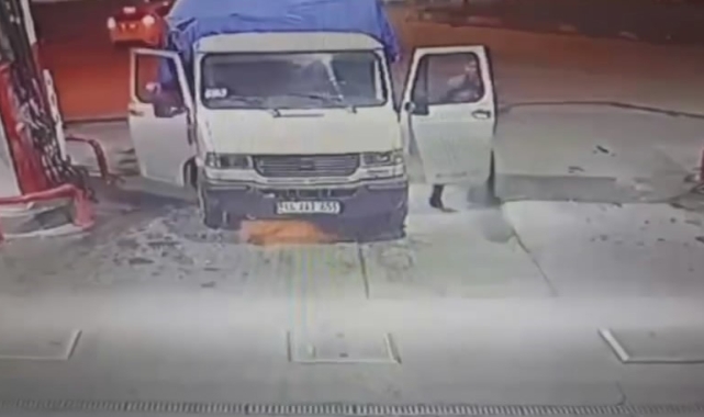 Yakıt alan araç böyle alev aldı
