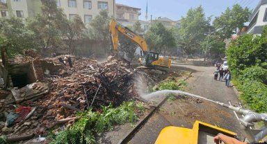 Yangında büyük hasar gören bina yıkıldı