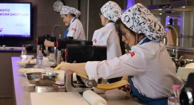 Yarışmada dereceye giren genç aşçı adayları İstanbul'da akademik eğitim aldı