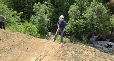Yaşlarına bakmayıp kurdukları dernekle dağcılık eğitimi alıyorlar