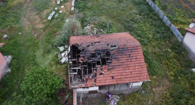 Yaşlı kadının evi yangında küle döndü: Kundaklandığını iddia etti