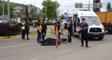 Yaya geçidinden geçmek isteyen kadına kamyon çarptı