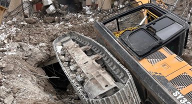 Yıkım yapan iş makinası devrildi: 1 yaralı