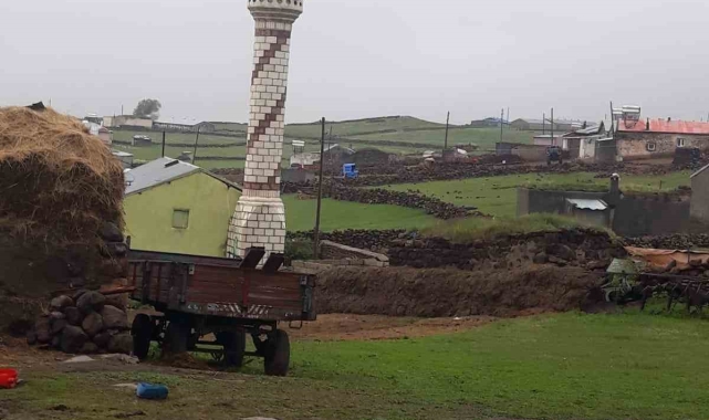 Yıldırım cami minaresine düştü