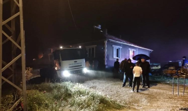 Yıldırım düşen evde yangın çıktı