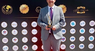 Yılın akademik altın kalem ödülünün sahibi oldu