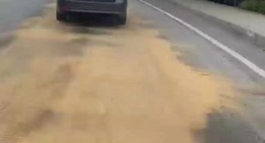 Yola yağ döküldü, motosiklet sürücüsü araçları uyardı