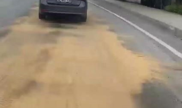 Yola yağ döküldü, motosiklet sürücüsü araçları uyardı