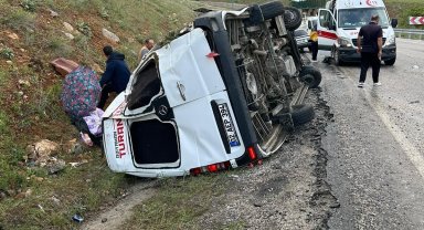 Yolcu minibüsü devrildi: 12 yaralı