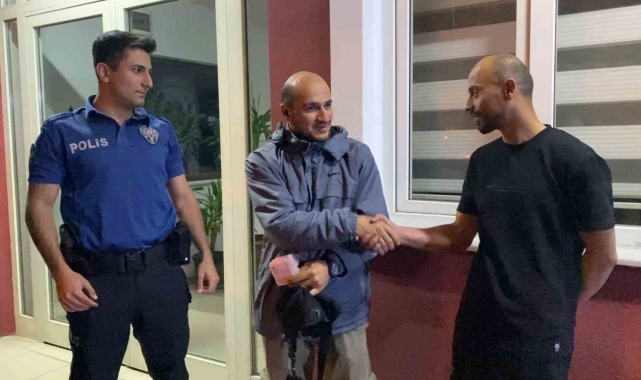 Yolda bulduğu 25 bin lirayı sahibine teslim etti