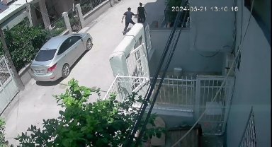 Yolda yürüyen kadın kapkaça uğradı o anlar kameralara yansıdı