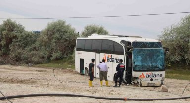 Yoldan çıkan yolcu otobüsü tarlaya girdi: 4 yaralı