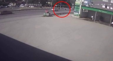 Yolun karşısına geçmek için koşan gence otomobil çarptı: Kaza anı kamerada
