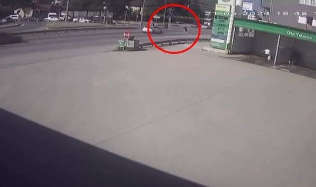 Yolun karşısına geçmek için koşan gence otomobil çarptı: Kaza anı kamerada
