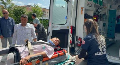 Yolun karşısına geçmeye çalışan çocuğa otomobil çarptı