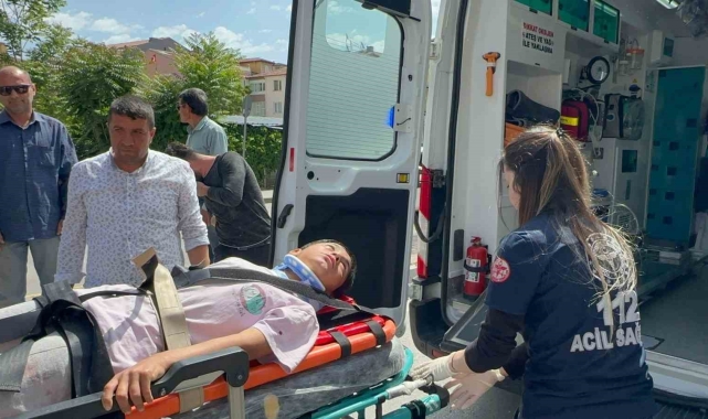 Yolun karşısına geçmeye çalışan çocuğa otomobil çarptı