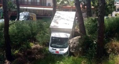Yük indirmek için duran kamyonet ormanlık alana kaydı