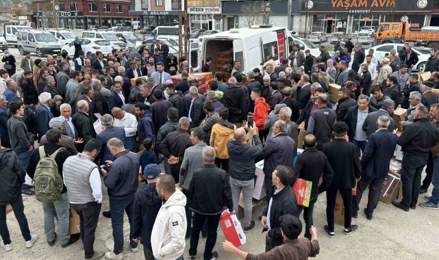 Yüksekova'da kartonunu alan tavuk ve horoz almaya koştu