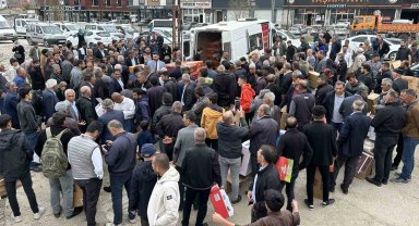 Yüksekova'da kartonunu alan tavuk ve horoz almaya koştu