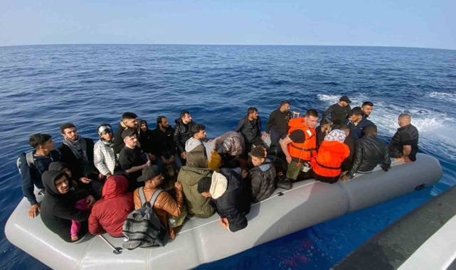Yunanistan'ın geri ittiği 33 düzensiz göçmen kurtarıldı