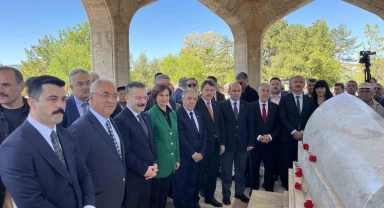 Yunus Emre, vefatının 703'üncü yılında kabri başında anıldı