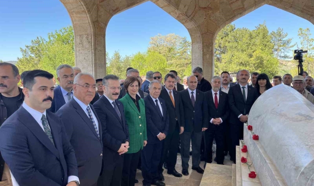 Yunus Emre, vefatının 703'üncü yılında kabri başında anıldı