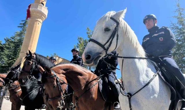 Yunus'un türbesi kapısındaki atlı jandarmalara yoğun ilgi