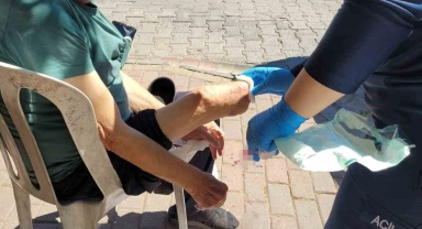Yürürken protez bacağı çıkan yaşlı adam, protez demirinin kestiği bacağından yaralandı