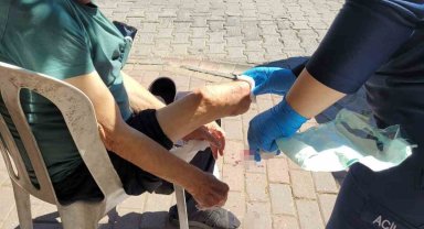 Yürürken protez bacağı çıkan yaşlı adam, protez demirinin kestiği bacağından yaralandı