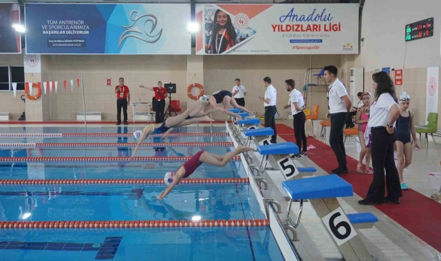 Yüzme şampiyonası başladı