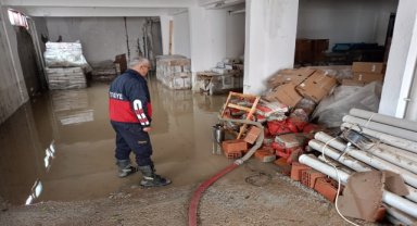 Zile'de sağanak sonrası su basan bodrum katları belediye ekiplerince temizlendi