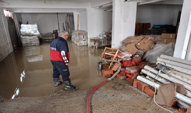 Zile'de sağanak sonrası su basan bodrum katları belediye ekiplerince temizlendi