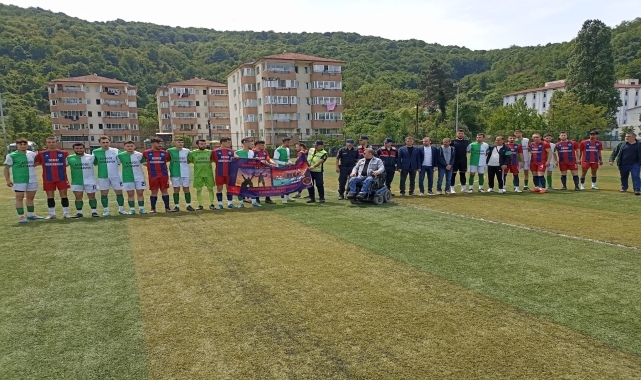 Zonguldak'ta futbolcular, "Engelliler Haftası" pankartıyla sahaya çıktı