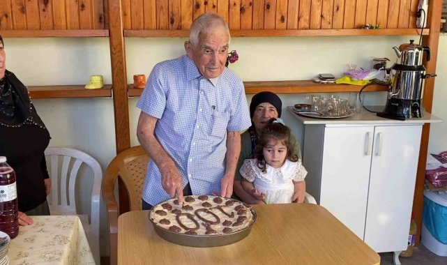 100. yaşına komşularının sürpriziyle girdi